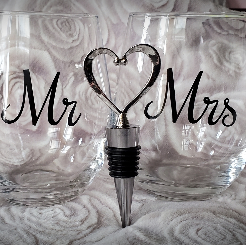 Set of wine glasses with heart cork stopper